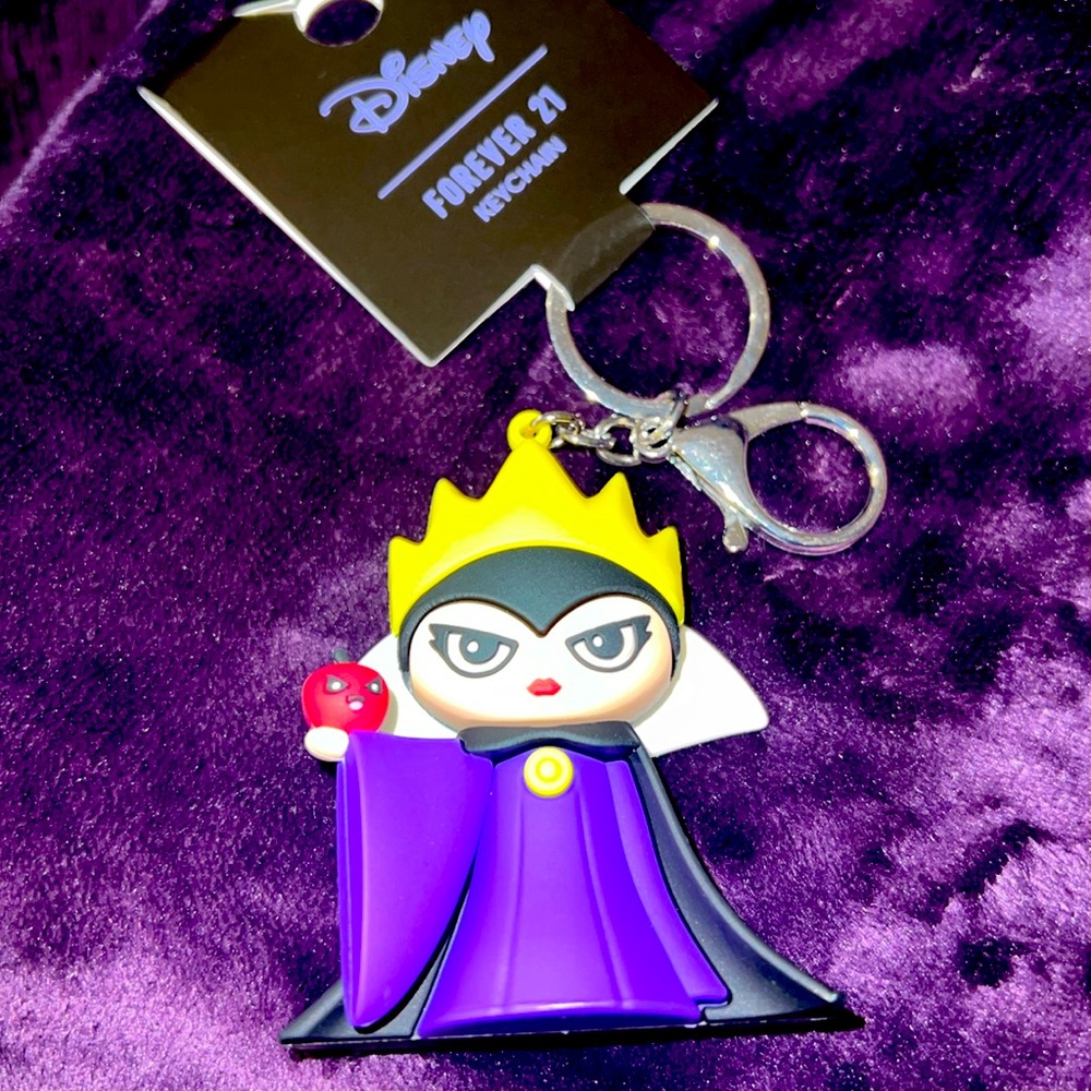 DISNEY THE EVIL QUEEN KEYCHAIN DISNEY VILLAINS